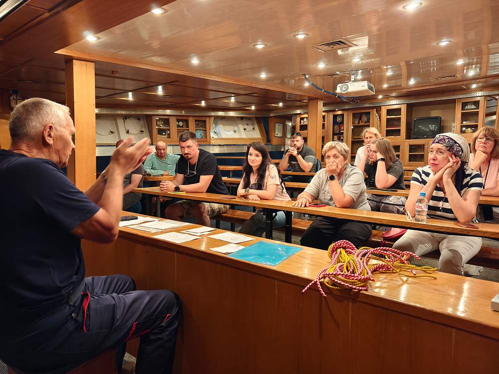 Трехмачтовый парусник «МИР»  рис.9