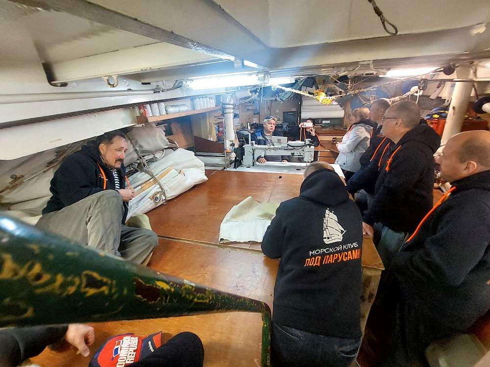 Трехмачтовый парусник «МИР»  рис.10