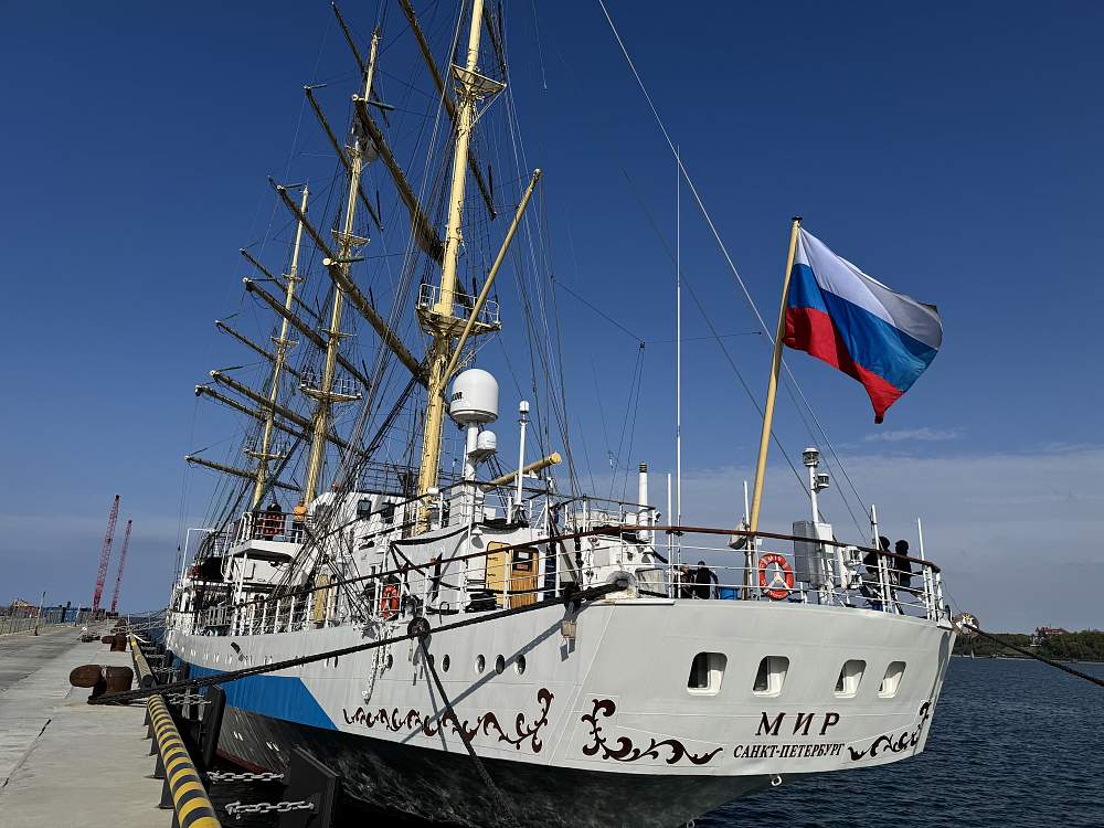 Трехмачтовый парусник «МИР»  рис.1