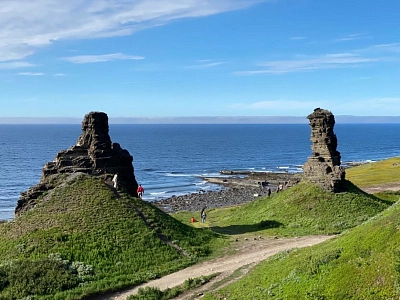 побережье Баренцева моря в Арктике во время активного путешествия