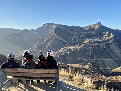 Дербент и бархан Сарыкум в Дагестане во время туристического маршрута