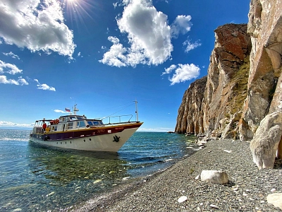лед и скальные берега на Байкале во время активного маршрута