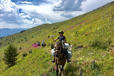 озера и перевалы Алтая на Алтае во время туристического маршрута