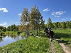Прогулка верхом вдоль реки