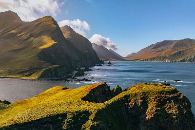 туманные бухты островов на Командорских островах во время активного маршрута