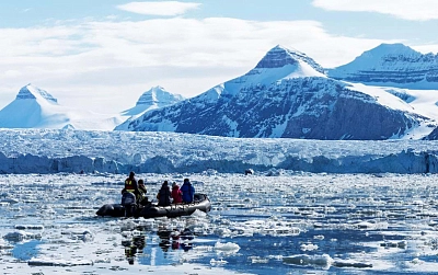 арктические фьорды на Шпицбергене во время активного маршрута
