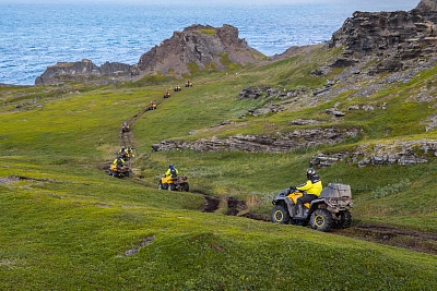 арктические маршруты по тундре в Арктике во время активного путешествия