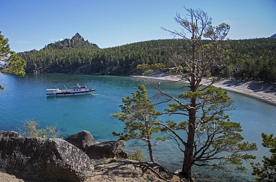 лед и скальные берега на Байкале во время туристического маршрута
