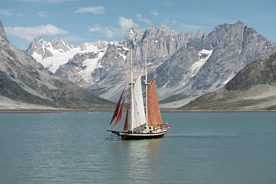 геотермальные долины в Исландии во время активного маршрута