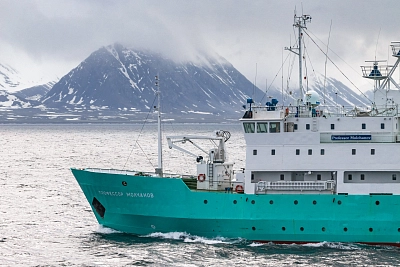полярные маршруты вокруг Лонгйира на Шпицбергене во время активного маршрута