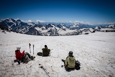 высокогорные лагеря и тропы на Эльбрусе во время туристического маршрута